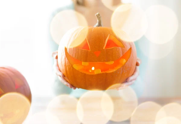 Primer plano de la mujer con calabazas en casa — Foto de Stock