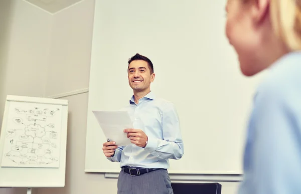 Glimlachende zakenmensen ontmoeten elkaar in functie — Stockfoto