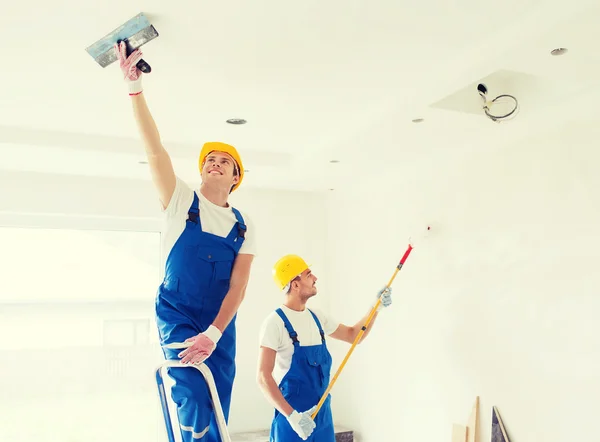 Grupo de construtores com ferramentas dentro de casa — Fotografia de Stock