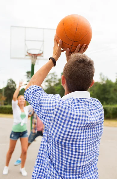 Skupina happy teenagerů hrát basketbal — Stock fotografie