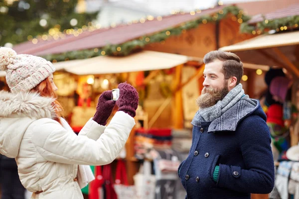 Couple prenant selfie avec smartphone — Photo