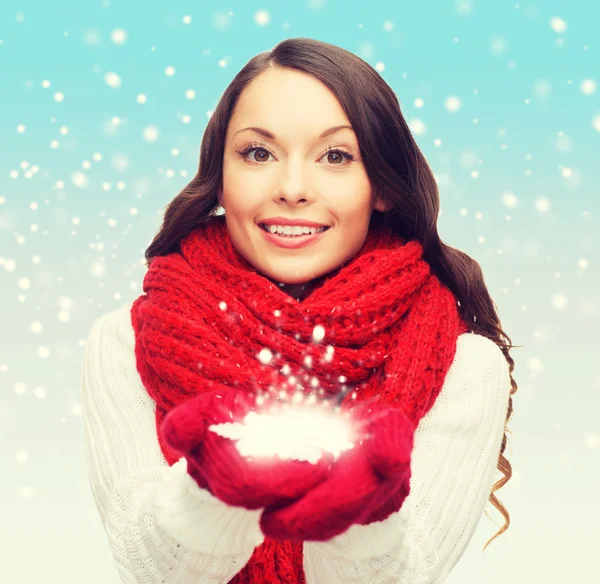 Mujer con gran copo de nieve — Foto de Stock