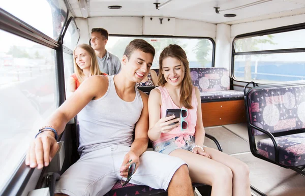 Amis adolescents heureux voyageant en bus — Photo