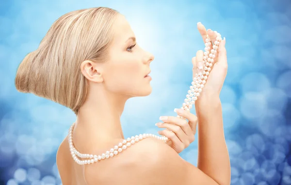 Bella donna con collana di perle di mare — Foto Stock