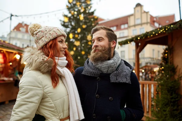 Casal feliz andando na cidade velha — Fotografia de Stock