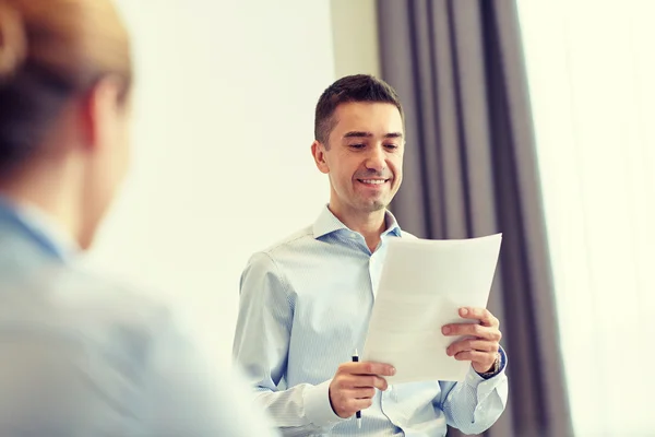 Uomini d'affari sorridenti che si incontrano in ufficio — Foto Stock