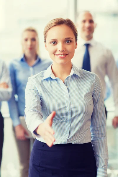 Leende affärskvinna gör handskakning i office — Stockfoto