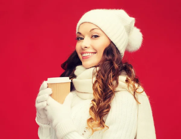 Femme avec thé ou tasse de café — Photo