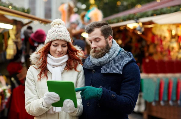 Couple heureux marche avec tablette pc — Photo