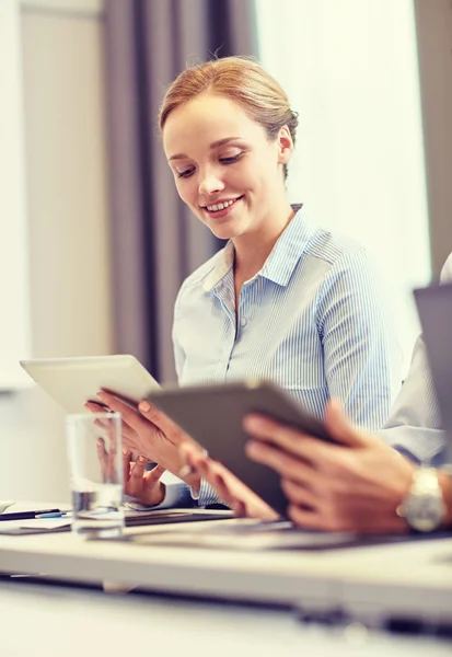 Mujer sonriente sosteniendo la tableta pc — Foto de Stock