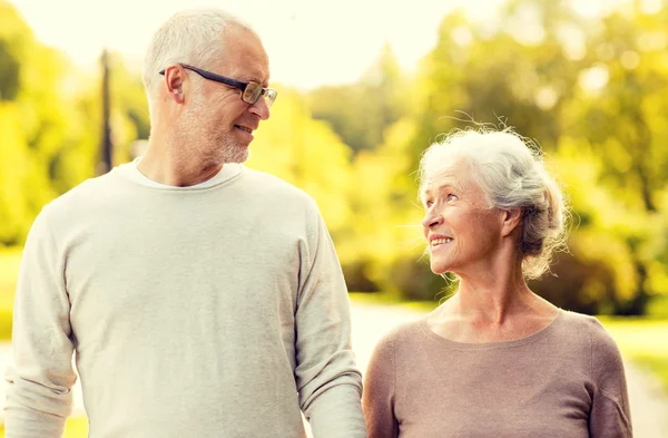 Senior couple in city park — Stock Photo, Image