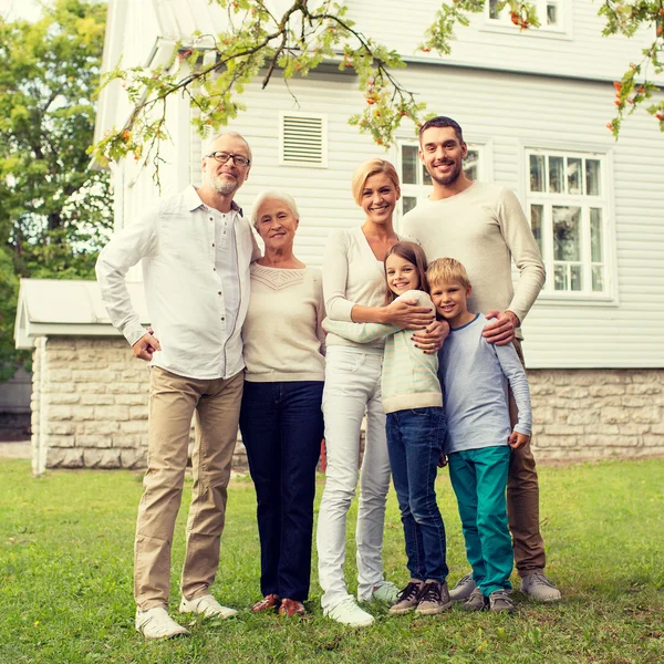 Mutlu bir aile evi açık havada önünde — Stok fotoğraf