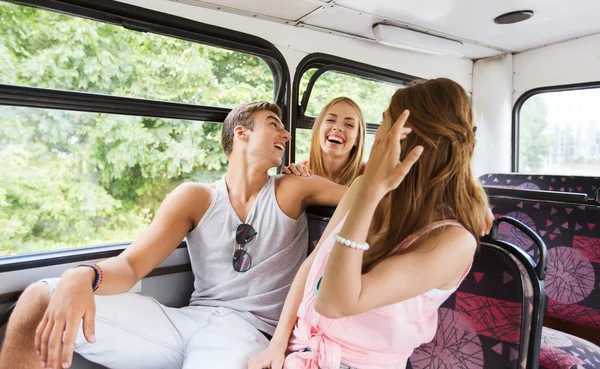 Happy dospívající přátelé cestování autobusem — Stock fotografie