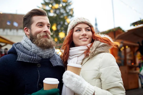 Gelukkige paar koffie drinken op oude stad straat — Stockfoto