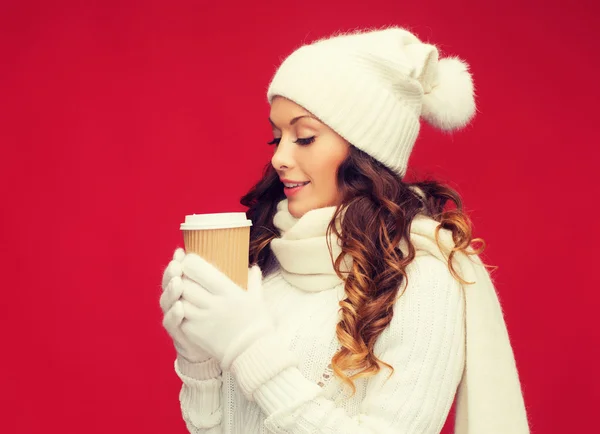 Mulher com chá takeaway ou xícara de café — Fotografia de Stock