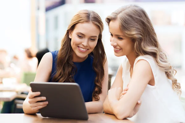 Glückliche junge Frauen oder Teenager-Mädchen mit Tablet-PC — Stockfoto