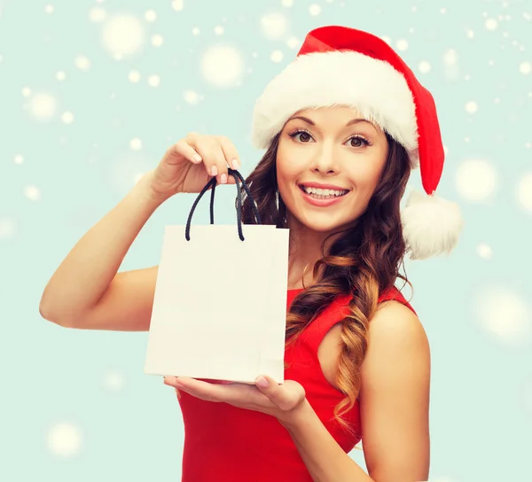 Mujer en vestido rojo con bolsa de compras — Foto de Stock