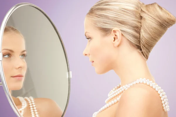 Hermosa mujer con collar de perlas — Foto de Stock