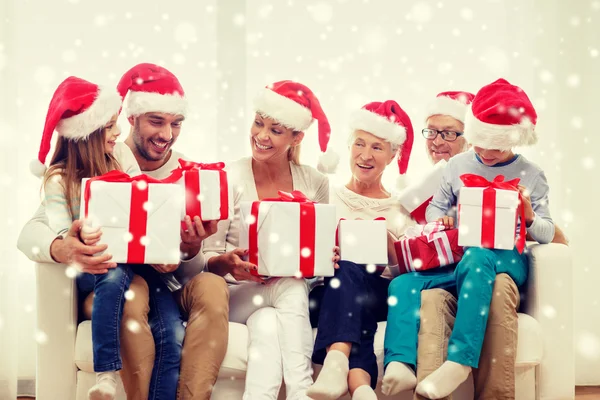 Família feliz sentada no sofá em casa — Fotografia de Stock