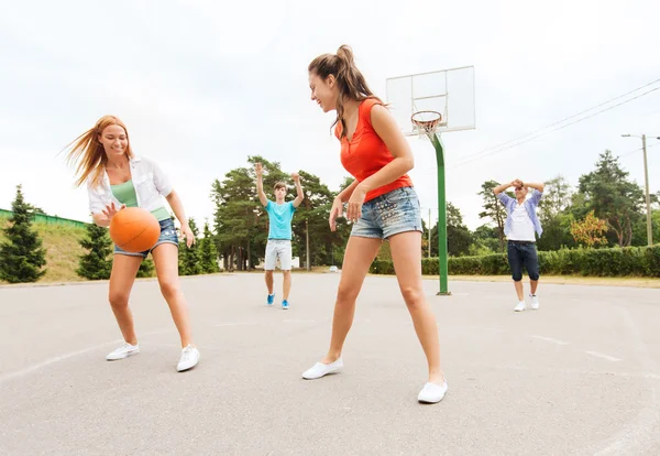 Grupo de adolescentes felizes jogando basquete — Fotografia de Stock