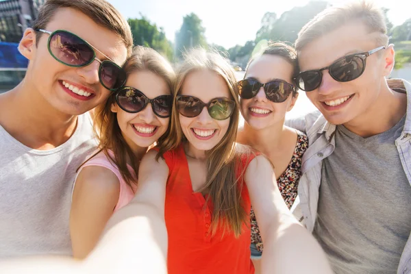 Amigos sorrindo tomar selfie — Fotografia de Stock