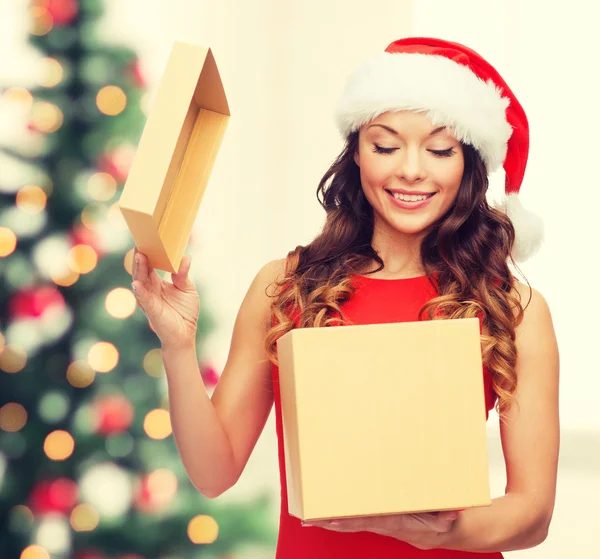 Femme en santa chapeau avec boîte cadeau — Photo