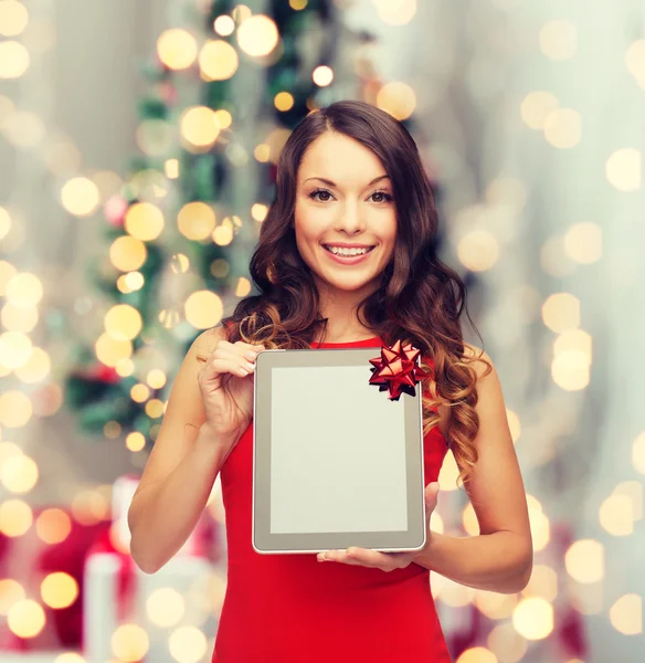 Mulher sorridente com tablet pc — Fotografia de Stock