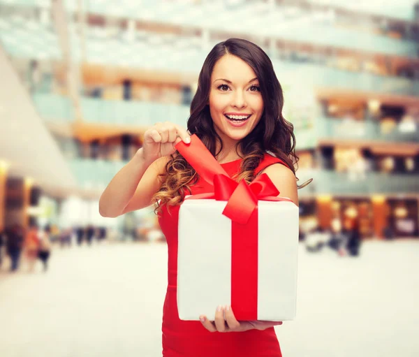 Vrouw in rode jurk met doos van de gift — Stockfoto