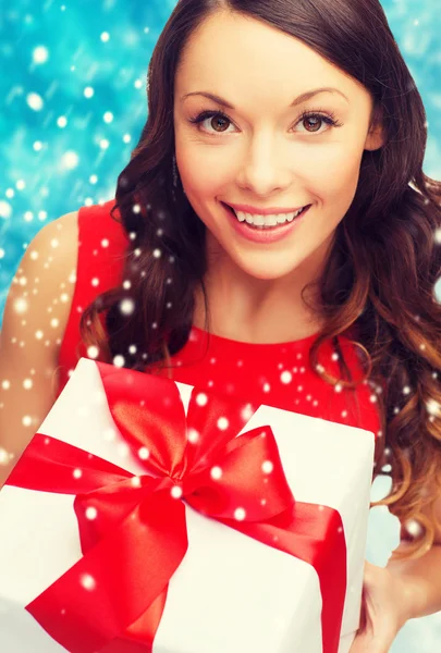 Mujer en vestido rojo con caja de regalo — Foto de Stock