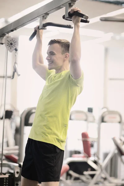 Gülümseyen adam spor salonunda egzersiz yapıyor. — Stok fotoğraf