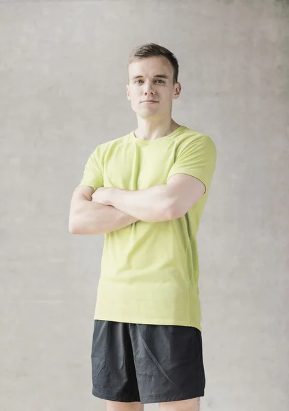 Glimlachende man in gym — Stockfoto