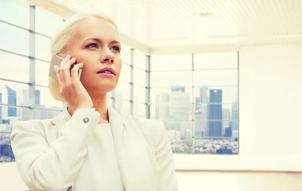 Mujer de negocios llamando en smartphone — Foto de Stock