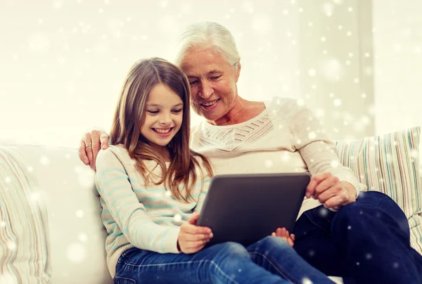 Família sorrindo com tablet pc em casa — Fotografia de Stock