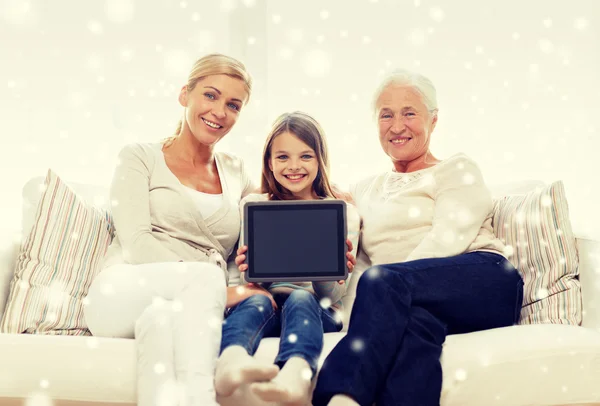 Χαμογελώντας οικογένεια με tablet pc στο σπίτι — Φωτογραφία Αρχείου