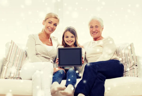 Familia sonriente con tablet pc en casa —  Fotos de Stock