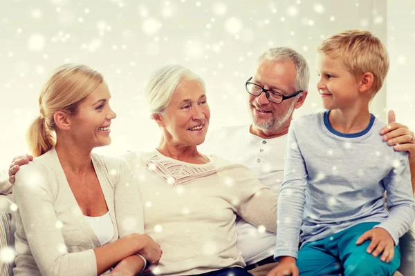 Gelukkig gezin zittend op bank thuis — Stockfoto