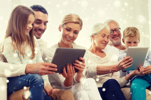 Χαμογελώντας οικογένεια με υπολογιστές tablet pc στο σπίτι — Φωτογραφία Αρχείου