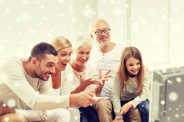 Gelukkig familie kijken tv thuis — Stockfoto