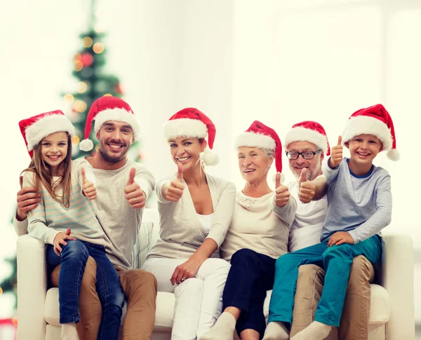 Família feliz sentada no sofá em casa — Fotografia de Stock