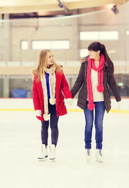 Meninas felizes amigos na pista de patinação — Fotografia de Stock