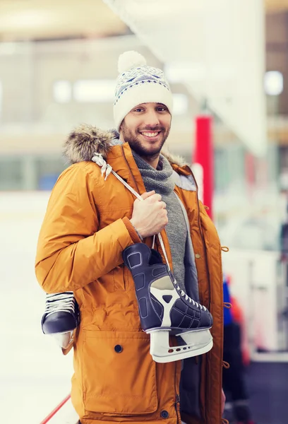 Щасливий молодий чоловік з ковзанами на ковзанах — стокове фото