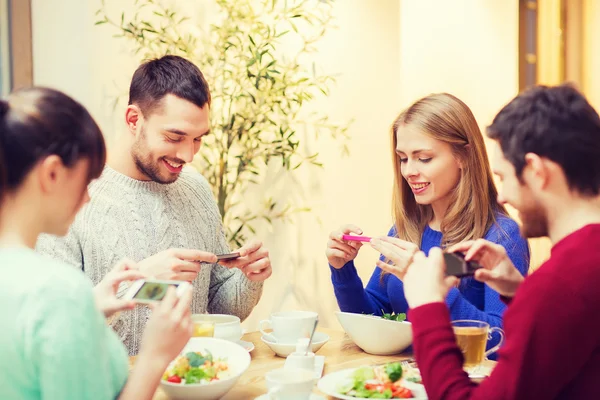 Arkadaş grubu gıda resim çekmek akıllı telefonlar — Stok fotoğraf