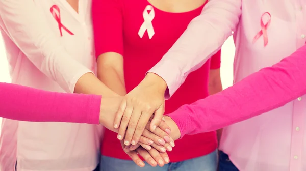 Close up van vrouwen met kanker Bewustzijnslinten — Stockfoto