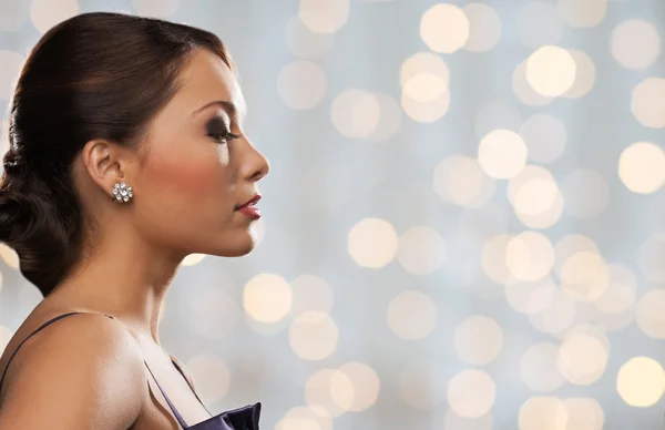 Vrouw met diamond earring — Stockfoto