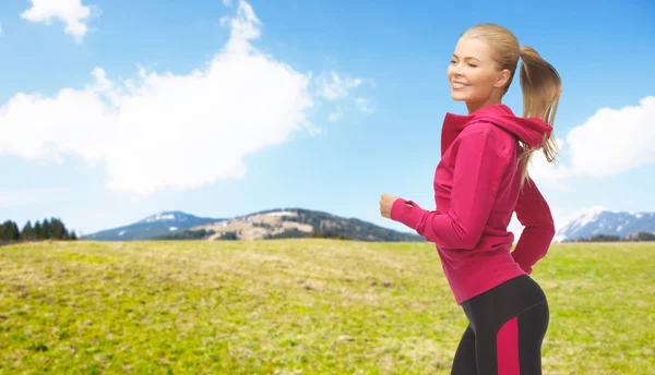 Mujer deportiva feliz corriendo o trotando — Foto de Stock