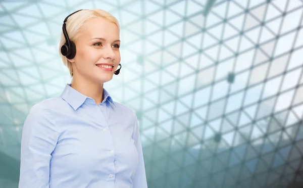 Helpline-Betreiber im Headset über Netzhintergrund — Stockfoto