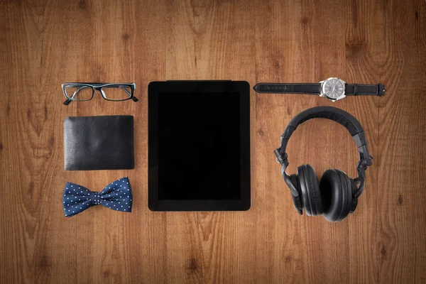 Tablet pc, fones de ouvido com material pessoal hipster — Fotografia de Stock