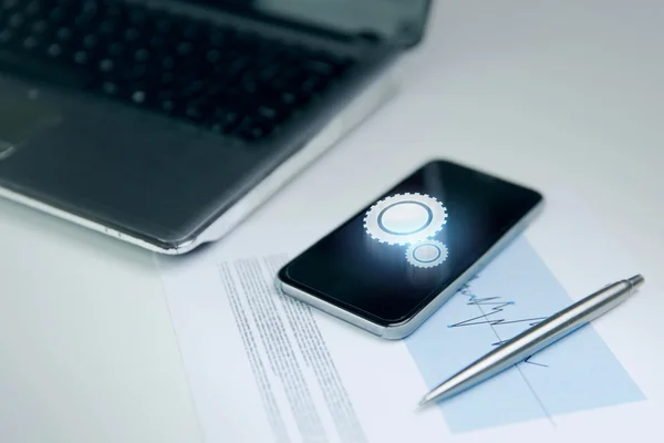 Nahaufnahme von Smartphone, Laptop und Stift auf dem Tisch — Stockfoto