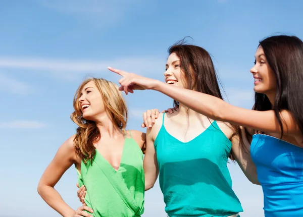 Ragazze che camminano sulla spiaggia — Foto Stock