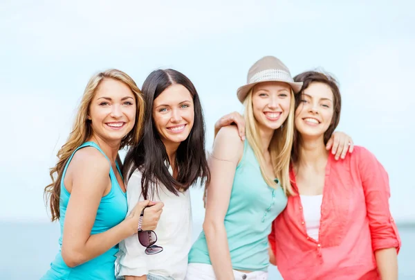 Grupo de meninas refrigeração na praia — Fotografia de Stock